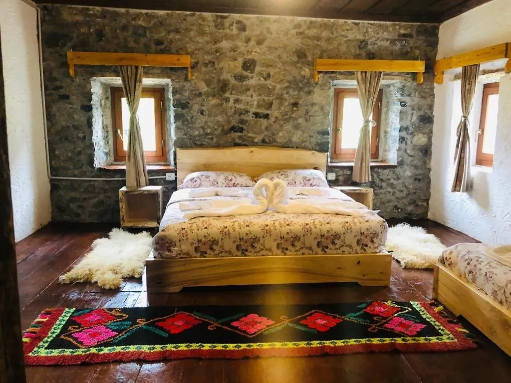 Shpella Guesthouse Theth Affittacamere