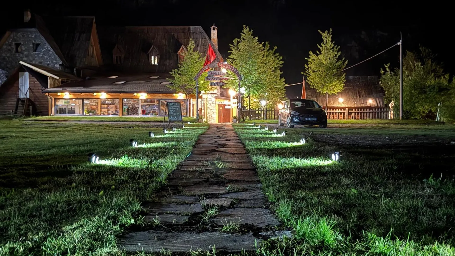 Shpella Guesthouse Theth 0*,  Albania