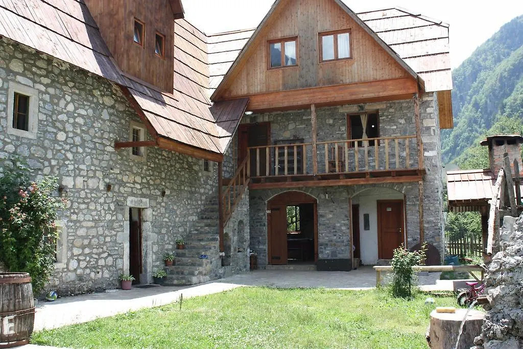 Shpella Guesthouse Theth Affittacamere