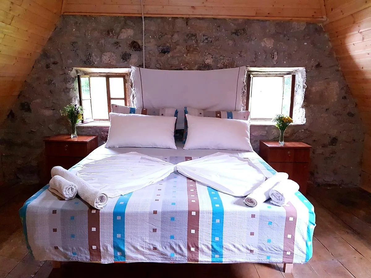 Shpella Guesthouse Theth Affittacamere