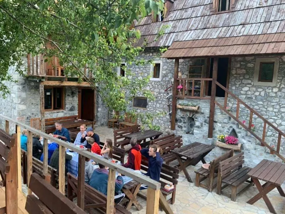 Shpella Guesthouse Theth Pensionat